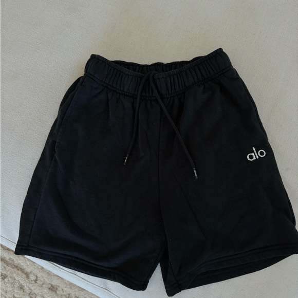 Alo Yoga sweatshorts - Picture 2 of 3